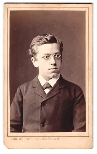 Fotografie Emil Bühler, Mannheim, Portrait Bursche mit Brille im schlichten Anzug