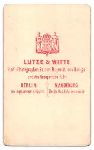 Fotografie Lutze & Witte, Berlin, Portrait Gentleman im Anzug mit Fliege