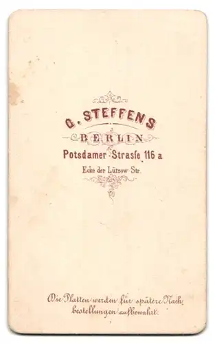 Fotografie G. Steffens, Berlin, Potsdamerstr. 116a, Dame im eleganten schwarzen Kleid mit Halskette & Anhänger