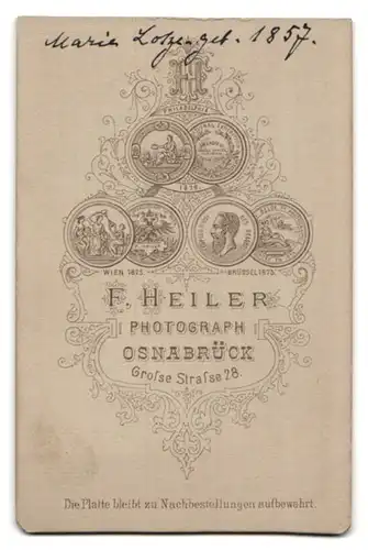 Fotografie F. Heiler, Osnabrück, Grosse Str. 28, Dame trägt dunkles Kleid mit Schleife