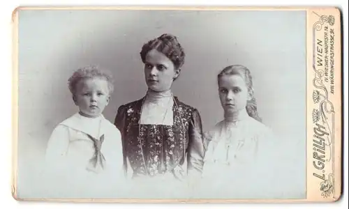 Fotografie L. Grillich, Wien, Wiedner-Hauptstrasse 12, Portrait bürgerliche Dame mit Mädchen und kleinem Jungen