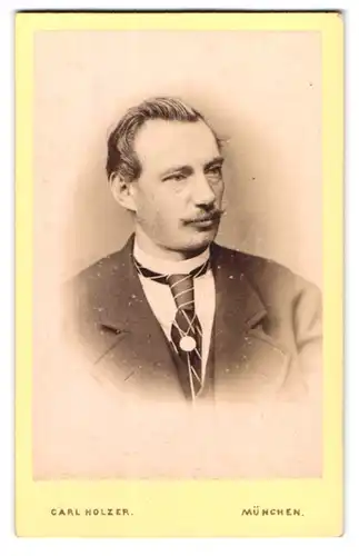 Fotografie Carl Holzer, Schommerstrasse 17 a, München, Portrait junger Herr mit Krawatte und Schnurrbart