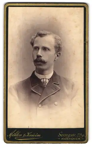 Fotografie Möhlen & Knirim, Hannover, Georgstrasse 25 p, Portrait charmanter Herr mit Oberlippenbart