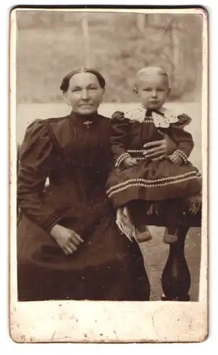 Fotografie unbekannter Fotograf und Ort, Portrait bürgerliche Dame mit kleinem Mädchen im Arm