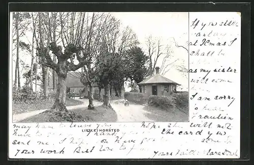 AK Little Horsted, Strassenpartie bei der Kirche