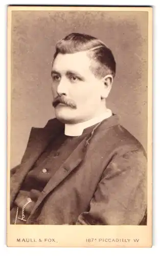 Fotografie Maull & Fox, London, 187A Piccadilly, Portrait Herr im Anzug mit gepflegtem Oberlippenbart