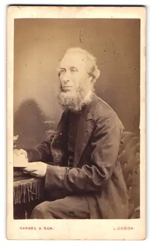 Fotografie Barnes & Son, London, Mile End Road, Portrait älterer Herr im Anzug mit Chin-Strap Bart