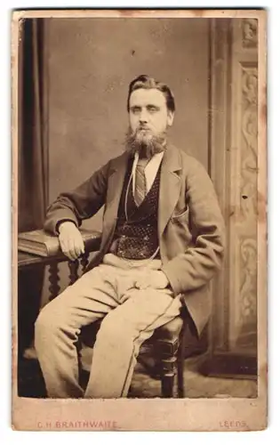 Fotografie C.H. Braithwaite, Leeds, 75A Briggate, Portrait junger Mann mit Krawatte mit zerzaustem Vollbart