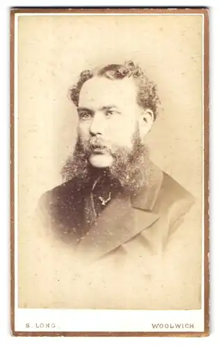 Fotografie S. Long, Woolwich, 82 Wellington Street, Portrait Mann im Anzug mit Wilhelm I. Bart