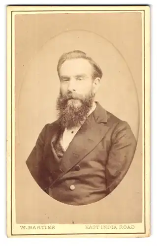 Fotografie W. Bartier, Poplar, 134 East India Dock Road, Portrait Mann im Jacket mit krausem Vollbart