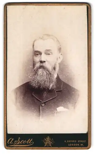 Fotografie A. Scott, London, 4 Oxford Street, Portrait Herr in Jacke mit langem Vollbart