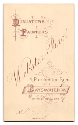 Fotografie Webster Bros., Bayswater, 4 Porchester Road, Portrait Mann in Jacke mit Fliege und zerzaustem Vollbart