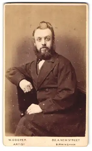 Fotografie W. Cooper, Birmingham, 82A New Street, Portrait modisch gekleideter Mann mit Vollbart