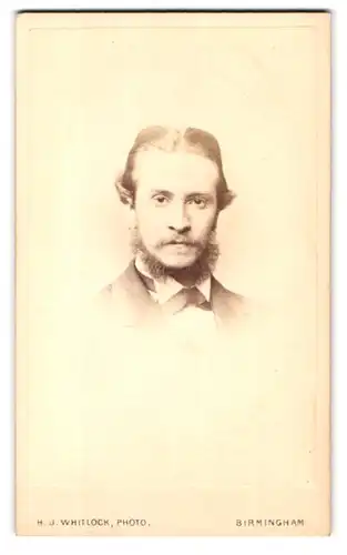 Fotografie H.J. Whitlock, Birmingham, 11 New Street, Portrait Mann mit Querbinder und Chin-Strap Bart