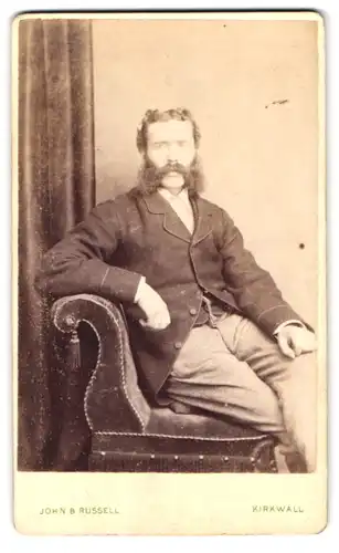 Fotografie John B. Russell, Kirkwall, King Street, Portrait zeitgenössich gekleideter Mann mit Chin-Strap Bart