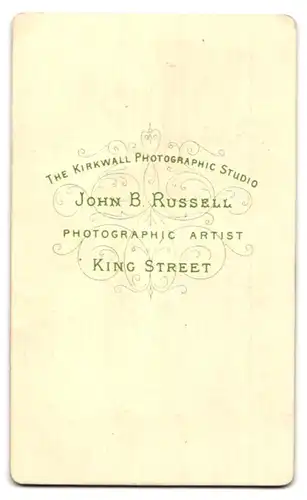 Fotografie John B. Russell, Kirkwall, King Street, Portrait zeitgenössich gekleideter Mann mit Chin-Strap Bart