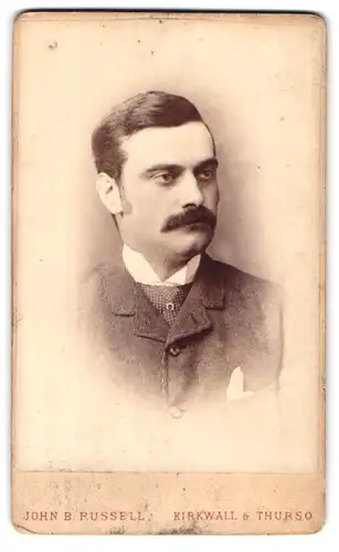 Fotografie John B. Russell, Kirkwall, King Street, Portrait junger Herr in karrierter Tweedjacke mit Schnauzbart