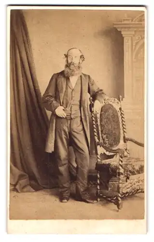 Fotografie T. Sims & Co., London, 76 Westbourne Grove, Portrait älterer Mann im Ausgehroch mit Marx-Bart