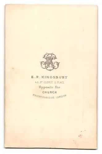 Fotografie E.R. Kingsbury, London, 45 St. George S. Place, Portrait älterer Mann im Anzug mit Krawatte und Vollbart