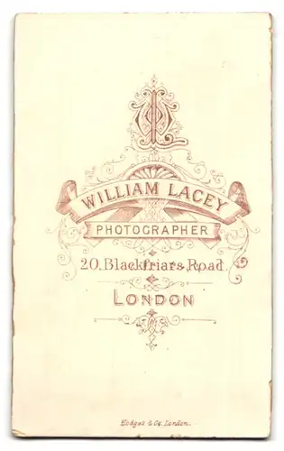 Fotografie William Lacey, London, 20 Blackfriars Road, Portrait junger Mann im Anzug mit Walross-Bart