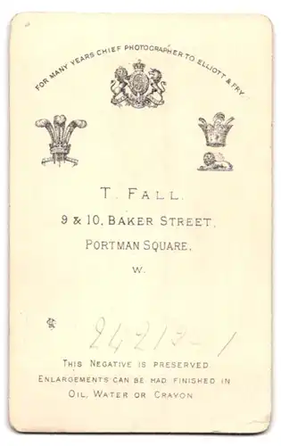 Fotografie T. Fall, London, 9 & 10 Baker Street, Portrait älterer Herr mit Stock in Händen und krausem Vollbart