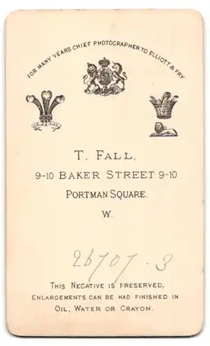 Fotografie T. Fall, London, 9 & 10 Baker Street, Portrait Herr im Jacket mit langem Vollbart