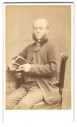 Fotografie W. Cooke`s, Keighley, Skipton Road, Portrait kahlköpfiger Herr mit Rauschebart-Koteletten