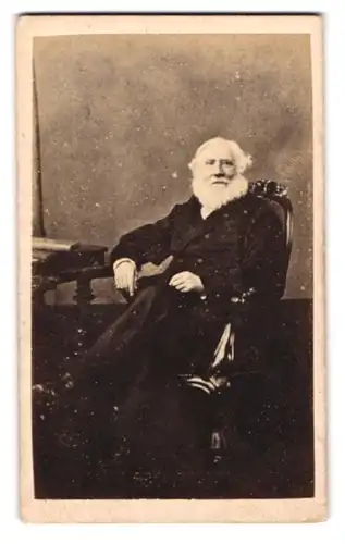 Fotografie British & Forgein Co., London, 102 Fleet Street, Portrait älterer Herr im Anzug mit Marx-Bart