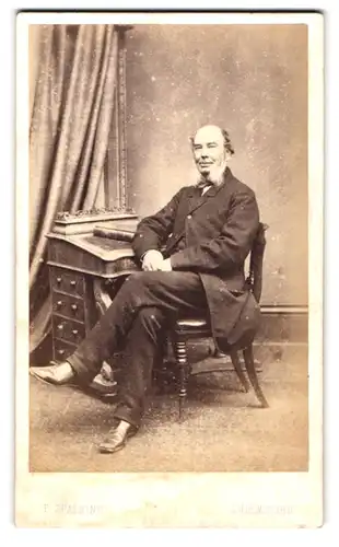 Fotografie F. Spalding, Chelmsford, Tindal Square, Portrait kahlköpfiger Herr mit Rauschebart-Koteletten