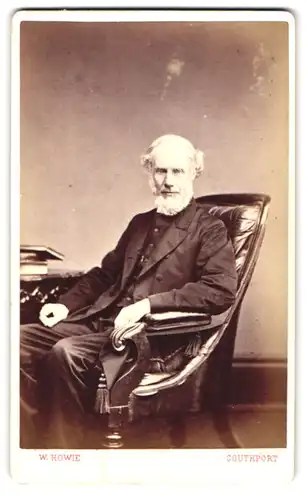 Fotografie W. Howie, Southport, 101 Lord Street, Portrait alter Mann mit Shin-Strap Bart im Stuhl sitzend