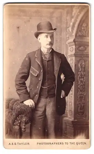Fotografie A.&G. Taylor, London, 70&78 Queen Victoria Street, Portrait junger Mann in modischen Kleidern mit Melone