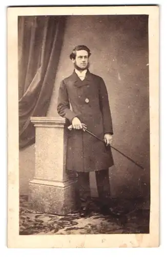 Fotografie Sims Brothers, London, 13a Westbourne Grove, Portrait Gentleman im eleganten Mantel mit Spazierstock