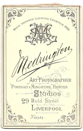 Fotografie Medrington, Liverpool, 29 Bold Street, Portrait Herr im Anzug mit Krawatte und Vollbart, Mittelscheitel