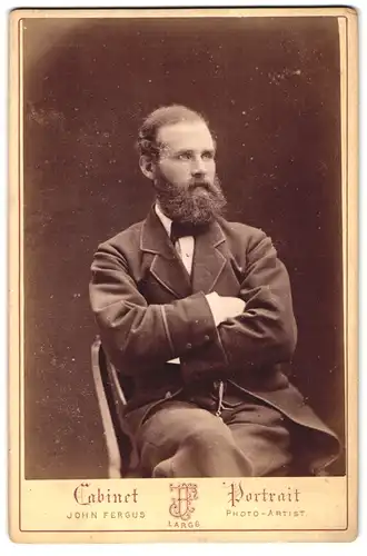 Fotografie John Fergus, Largs, Portrait Herr im feinen Anzug mit Vollbart