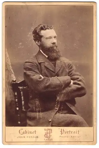 Fotografie John Fergus, Largs, Portrait Mann im Tweed Anzug mit Vollbart und Locken
