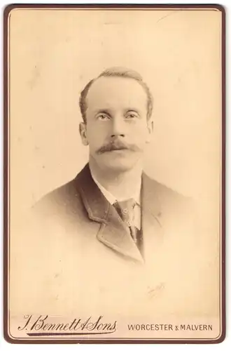 Fotografie Bennet & Sons, Worcester, 8 Broad St., Portrait Herr im Tweedanzug mit Schnauzbart