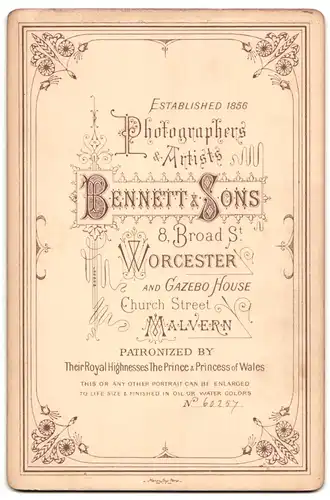 Fotografie Bennet & Sons, Worcester, 8 Broad St., Portrait Herr im Tweedanzug mit Schnauzbart