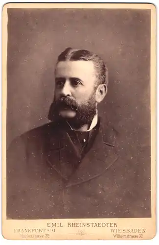 Fotografie Emil Rheinstaedter, Frankfurt a. M., Hochstr. 32, Portrait Mann im Anzug mit Franz Joseph Bart