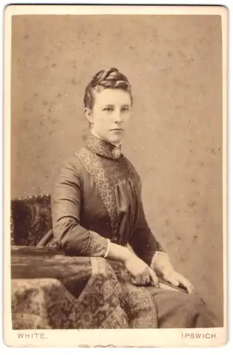 Fotografie White, Ipswich, 18 / Brook Street, Portrait junge Dame im Biedermeierkleid mit Zopf