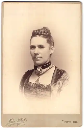Fotografie John White, Ipswich, 18 Brook Street, Portrait Frau im seidenen Kleid mit Broschen und Zopf