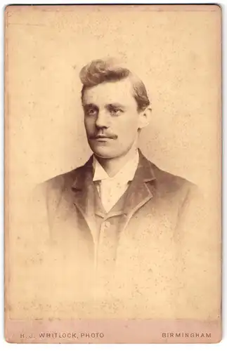 Fotografie H. J. Whitlock, Birmingham, 11 New Street, Portrait junger Mann im Anzug mit Tolle