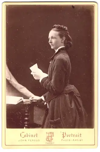 Fotografie John Fergus, Largs, Portrait junge schottin im Tweed Kleid mit Zopf