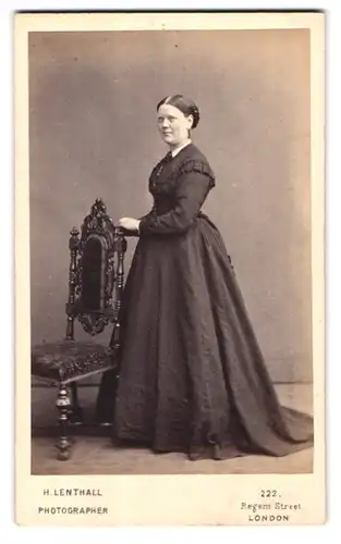Fotografie H. Lenthall, London, 222 Regent Street, Dame mit Ohrringen im schwarzen Kleid