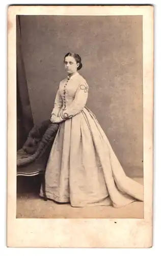 Fotografie H. Lenthall, London, 222 Regent Street, hübsche junge Dame im beigen Kleid mit aufgesticktem Muster