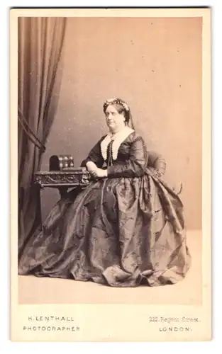 Fotografie H. Lenthall, London, 222 Regent Street, Edeldame im ausladenden Biedermeierkleid