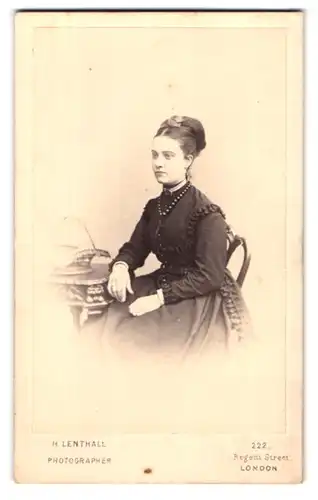 Fotografie H. Lenthall, London, 222 Regent Street, hübsche junge Dame mit hochgebundenem Haar im schwarzen Kleid