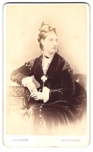 Fotografie J. Batemann, Canterbury, 54 St. Georges Street, Dame mit geflochtenem Haar im Samt-Kleid mit Accessoires
