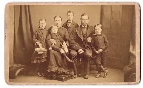 Fotografie H. Friedmann, Stratford, 126 The Grove, Portrait Familie mit vier Kindern in Anzügen mit Fliege