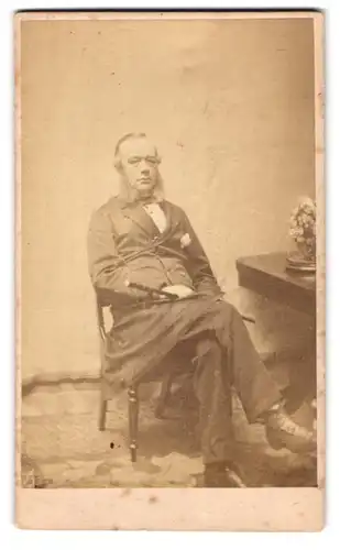 Fotografie Bowen & Carpenter, London-Kilburn, 2 Priory Place, Portrait älterer Herr im Anzug mit Stock und Backenbart