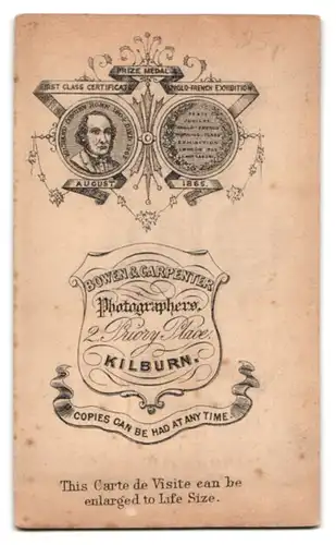 Fotografie Bowen & Carpenter, London-Kilburn, 2 Priory Place, Portrait älterer Herr im Anzug mit Stock und Backenbart